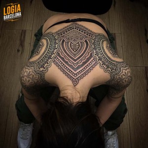 tatuajes espalda chica -  mandala ornamental - Logia Barcelona 
